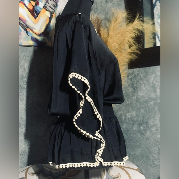 Chelsea And Theodore Blouse - Picture 10 of 12